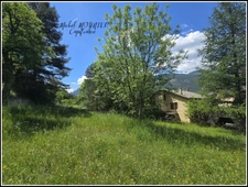 À L’Argentière-la-Bessée, maison de caractère sur plus de 2 500 m² de terrain, volumes, annexes et vraie présence.