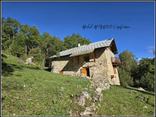 Maison en pierre dans les bois, refuge de montagne à CHAMPCELLA (05)