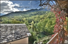 A PALLON, commune de Freissinières, Maison de village à rénover, avec granges, caves et terrain non attenant.