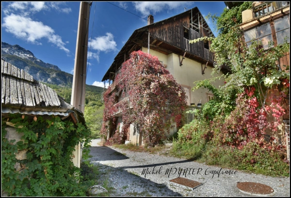 A PALLON, commune de Freissinières, Maison de village à rénover, avec granges, caves et terrain non attenant.