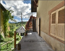 A PALLON, commune de Freissinières, Maison de village à rénover, avec granges, caves et terrain non attenant.