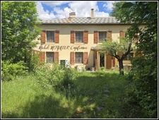 À L’Argentière-la-Bessée, maison de caractère sur plus de 2 500 m² de terrain, volumes, annexes et vraie présence.