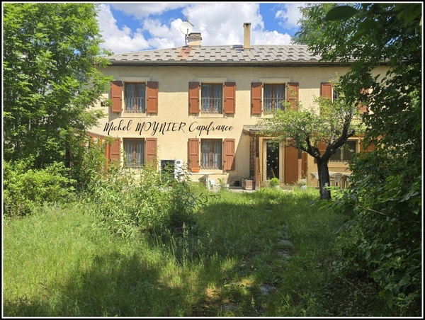 À L’Argentière-la-Bessée, maison de caractère sur plus de 2 500 m² de terrain, volumes, annexes et vraie présence.