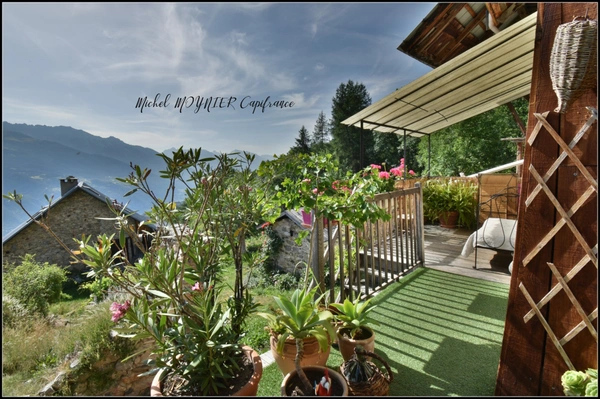 Aux Seyes, commune de Champcella, grande maison de montagne rénovée pour résidence principale, gîte ou chambres d’hôtes
