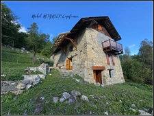 Maison en pierre dans les bois, refuge de montagne à CHAMPCELLA (05)