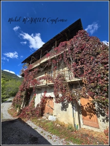 A PALLON, commune de Freissinières, Maison de village à rénover, avec granges, caves et terrain non attenant.