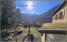 À L’Argentière-la-Bessée, maison de caractère sur plus de 2 500 m² de terrain, volumes, annexes et vraie présence.