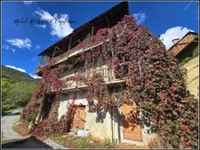 A PALLON, commune de Freissinières, Maison de village à rénover, avec granges, caves et terrain non attenant.
