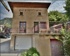 SAINT CREPIN (05) centre : maison avec garages, dépendances et fort potentiel