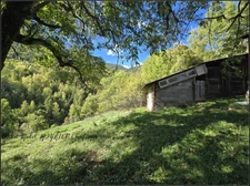 A PALLON, commune de Freissinières, Maison de village à rénover, avec granges, caves et terrain non attenant.