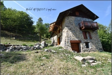 Maison en pierre dans les bois, refuge de montagne à CHAMPCELLA (05)