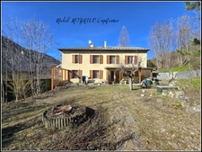 À L’Argentière-la-Bessée, maison de caractère sur plus de 2 500 m² de terrain, volumes, annexes et vraie présence.
