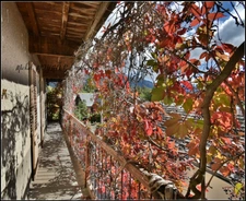 A PALLON, commune de Freissinières, Maison de village à rénover, avec granges, caves et terrain non attenant.