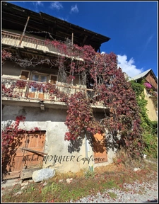 A PALLON, commune de Freissinières, Maison de village à rénover, avec granges, caves et terrain non attenant.