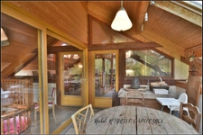Chalet à Puy-Saint-Vincent 1400 – À 100 m des pistes, 10 à 12 couchages, terrain et vue dégagée.