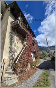 A PALLON, commune de Freissinières, Maison de village à rénover, avec granges, caves et terrain non attenant.