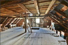A PALLON, commune de Freissinières, Maison de village à rénover, avec granges, caves et terrain non attenant.