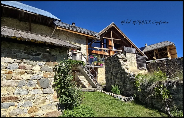 Aux Seyes, commune de Champcella, grande maison de montagne rénovée pour résidence principale, gîte ou chambres d’hôtes