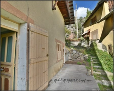 A PALLON, commune de Freissinières, Maison de village à rénover, avec granges, caves et terrain non attenant.