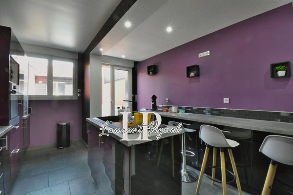 Maison rénovée avec cour et dépendance proche centre