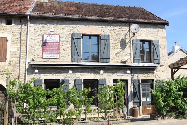 Dpt Côte d'Or (21), à vendre GISSEY SUR OUCHE maison de village P5 de 136 m², terrasse de 28 m². 