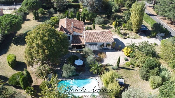 VILLENEUVE-SUR-LOT – PROPRIÉTÉ EN PIERRE AVEC PIGEONNIER, PARC DE PLUS DE 5 600 M² ET PISCINE