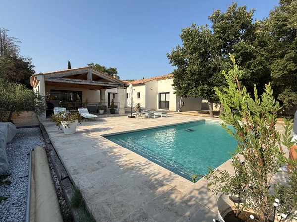 Superbe villa moderne, aux Taillades, de plain-pied avec piscine, panneaux solaires et prestations de standing
