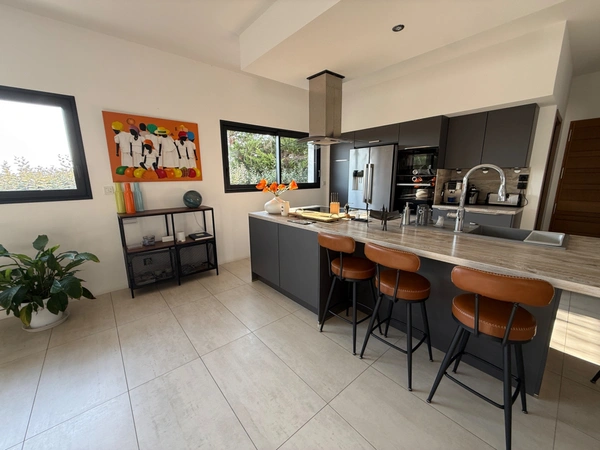 Superbe villa moderne, aux Taillades, de plain-pied avec piscine, panneaux solaires et prestations de standing