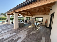Superbe villa moderne, aux Taillades, de plain-pied avec piscine, panneaux solaires et prestations de standing