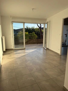 T2 lumineux de 45 m² avec grand balcon de 16 m² et piscine — Avignon Montfavet