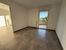 T2 lumineux de 45 m² avec grand balcon de 16 m² et piscine — Avignon Montfavet