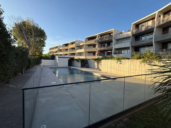 T2 lumineux de 45 m² avec grand balcon de 16 m² et piscine — Avignon Montfavet