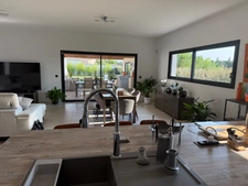 Superbe villa moderne, aux Taillades, de plain-pied avec piscine, panneaux solaires et prestations de standing