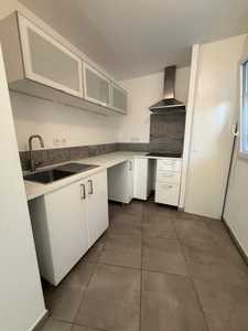 T2 lumineux de 45 m² avec grand balcon de 16 m² et piscine — Avignon Montfavet