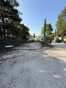 Superbe villa moderne, aux Taillades, de plain-pied avec piscine, panneaux solaires et prestations de standing