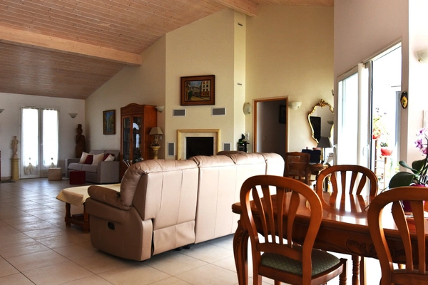 Dpt Charente Maritime (17), Ile d'Oléron, à vendre LA BREE LES BAINS Maison 7 pièces LA BREE LES BAINS (17), terrain 760 m²