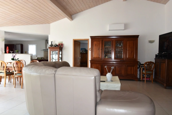 Dpt Charente Maritime (17), Ile d'Oléron, à vendre LA BREE LES BAINS Maison 7 pièces LA BREE LES BAINS (17), terrain 760 m²