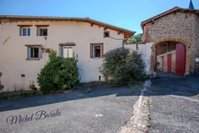 Ancienne ferme : 205m2 habitables, 5 chambres sur terrain de 16.000m2 à MONTROMANT (69)