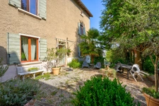 CHAPONOST – OUEST LYONNAIS Ancien corps de ferme – 210 m² habitables – 6/7 chambres – Dépendance – Terrain clos et arboré de 3 286 m²
