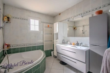 CHAVANAY – MAISON FAMILIALE 233 M² – 5 CHAMBRES – ESPACE INDÉPENDANT – PISCINE – SANS VIS-À-VIS