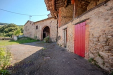Ancienne ferme : 205m2 habitables, 5 chambres sur terrain de 16.000m2 à MONTROMANT (69)