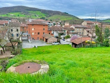 Dpt Rhône (69), au coeur de Pontcharra, terrain de 750 m2 totalement viabilisé pour 2 maisons.