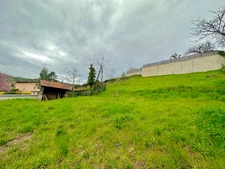 Dpt Rhône (69), au coeur de Pontcharra, terrain de 750 m2 totalement viabilisé pour 2 maisons.