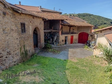 Ancienne ferme : 205m2 habitables, 5 chambres sur terrain de 16.000m2 à MONTROMANT (69)