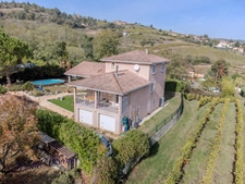 CHAVANAY – MAISON FAMILIALE 233 M² – 5 CHAMBRES – ESPACE INDÉPENDANT – PISCINE – SANS VIS-À-VIS