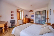 CHAPONOST – OUEST LYONNAIS Ancien corps de ferme – 210 m² habitables – 6/7 chambres – Dépendance – Terrain clos et arboré de 3 286 m²