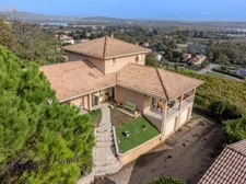 CHAVANAY – MAISON FAMILIALE 233 M² – 5 CHAMBRES – ESPACE INDÉPENDANT – PISCINE – SANS VIS-À-VIS