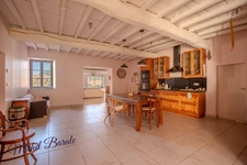 Ancienne ferme : 205m2 habitables, 5 chambres sur terrain de 16.000m2 à MONTROMANT (69)