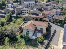 Ancienne ferme : 205m2 habitables, 5 chambres sur terrain de 16.000m2 à MONTROMANT (69)
