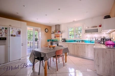 CHAVANAY – MAISON FAMILIALE 233 M² – 5 CHAMBRES – ESPACE INDÉPENDANT – PISCINE – SANS VIS-À-VIS